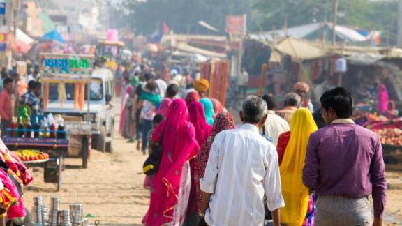 Belebte Straße in Indien mit Marktständen