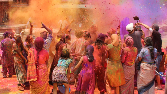 Viele Menschen bewerfen sich im Rahmen des Holi-Festes in Indien mit bunten Farben
