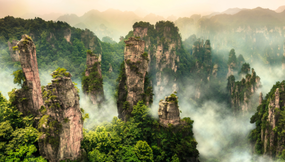 Gebirge im Nebel im China