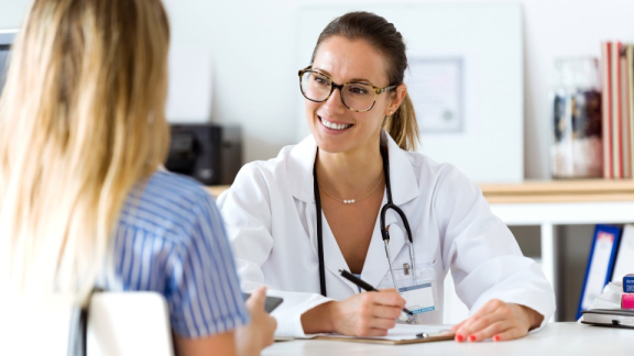 Eine Ärztin in der Schweiz berät eine Patientin