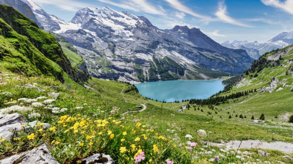 Berg mit Plantagen in Zypern