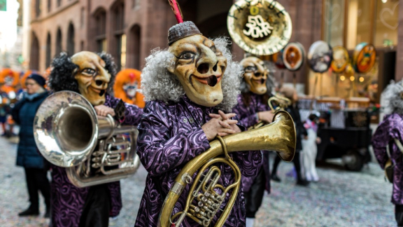 Kultur und Brauchtum in der Schweiz - Umzug 