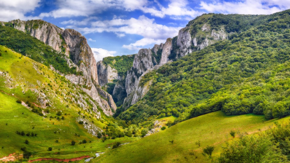Landschaft mit Bergen in Rumänien